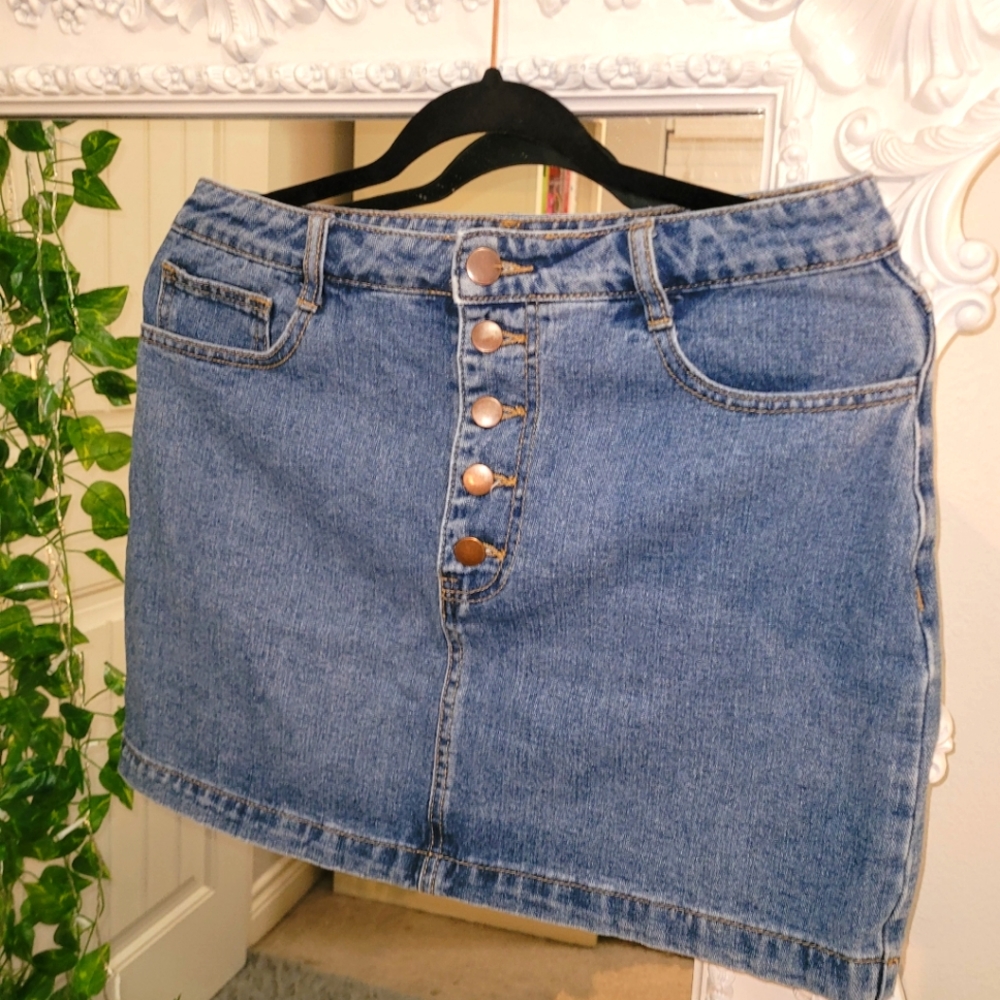 FOREVER 21 denim mini skirt🌈